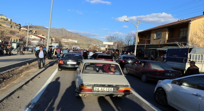 1 ayda 3 kaza olunca köylü yolu kapattı