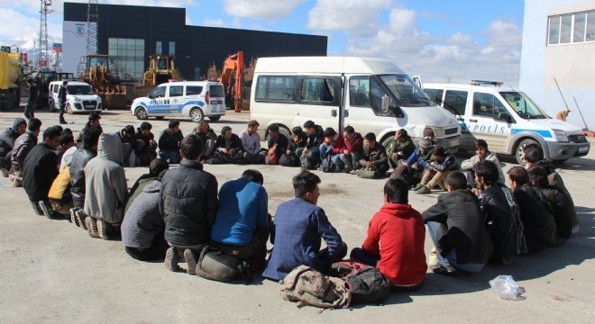 12 kişilik minibüsten 42 göçmen çıktı