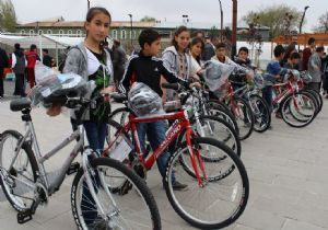 Erzurum’da 185 öğrenciye bisiklet dağıtıldı