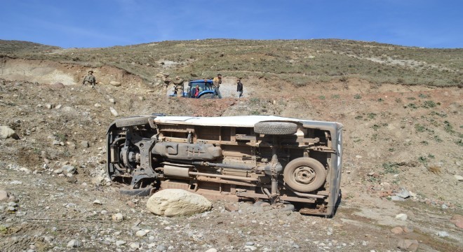 2 ayrı trafik kazasında 13 kişi yaralandı