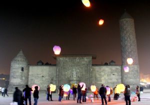 Erzurum da dilek balonu uçurdular