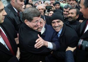 Davutoğlu’na görkemli karşılama