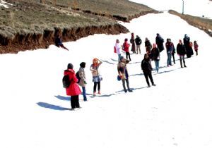 Malezyalı Öğrenciler Palandöken’de karla tanıştı