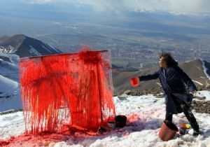 Ejder Tepesi’nde sıra dışı sanat performansı