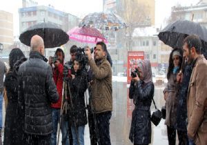 Kar yağdı, şemsiye piyasası açıldı