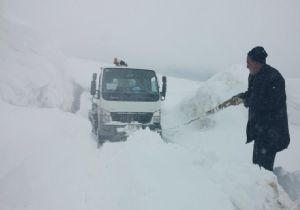 Nisan ayında kar yolları kesti