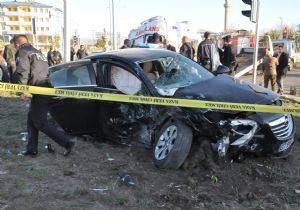 Ambulans otomobille çarpıştı: 2 ölü