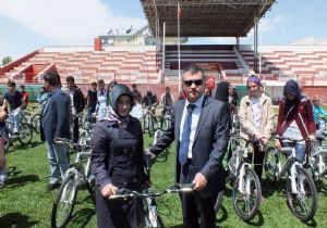 101 öğrenciye bisiklet dağıtıldı