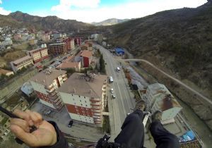 Gümüşhane-Erzurum yoluna paramotor indi
