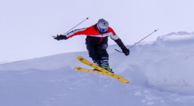 Akrobasi kayakçıları Palandöken’de gösteri yaptı