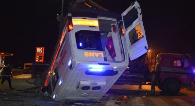 Ambulans otomobille çarpıştı: 1 ölü, 9 yaralı