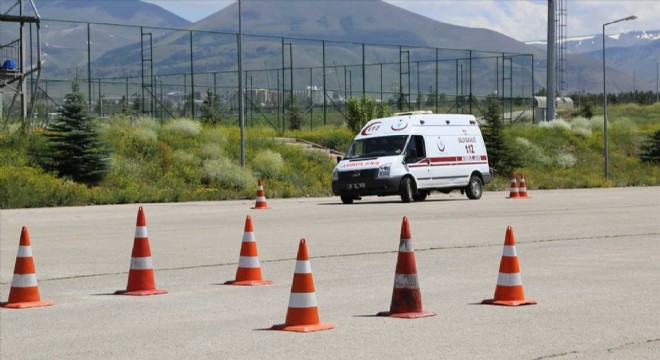 Ambulans sürücülerinin zorlu yarışı