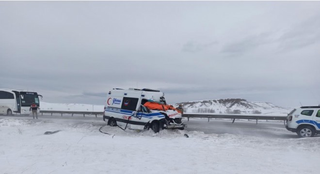 Ambulans tırla çarpıştı: 1 ölü 1 yaralı