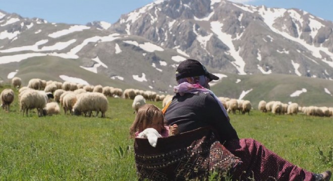 Ana sırtında yayla yolculuğu