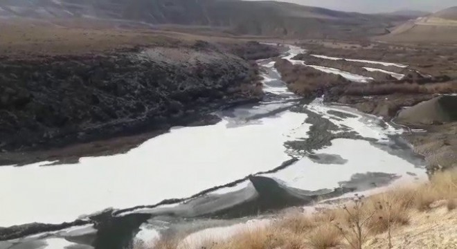 Aras Nehri buz bağladı