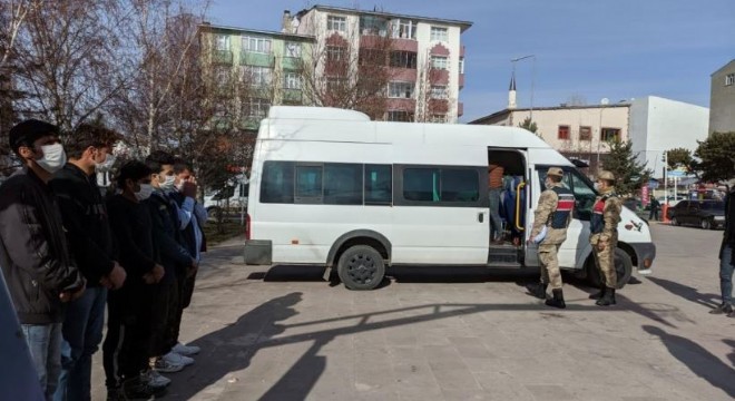 Ardahan yolunda 9 düzensiz göçmen yakalandı