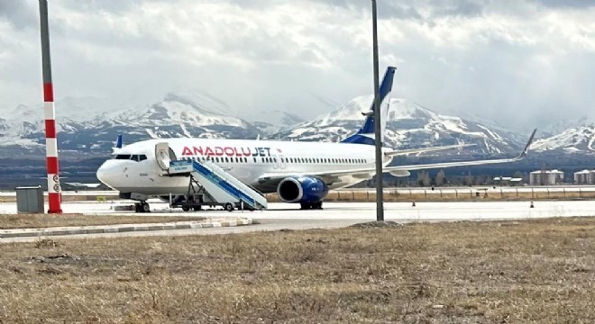 Arızalı uçak Erzurum Havalimanında onarılacak