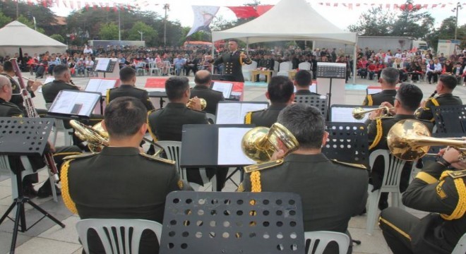 Askeri bando konseri milli coşkuyla dinlendi