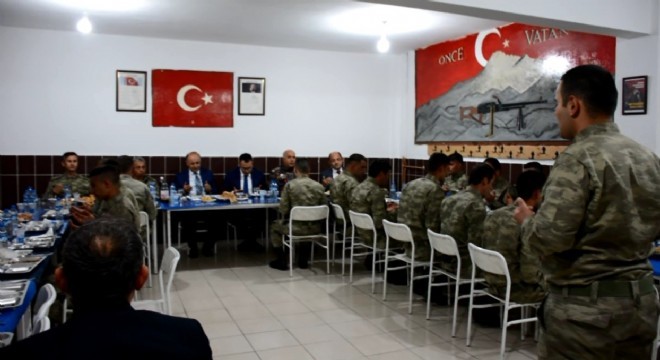 Azizoğlu, Mehmetçikle iftar açtı