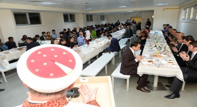 Azizoğlu, göçmenlerle iftarda buluştu