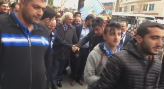 Azizoğlu taraftarların coşkusunu paylaştı