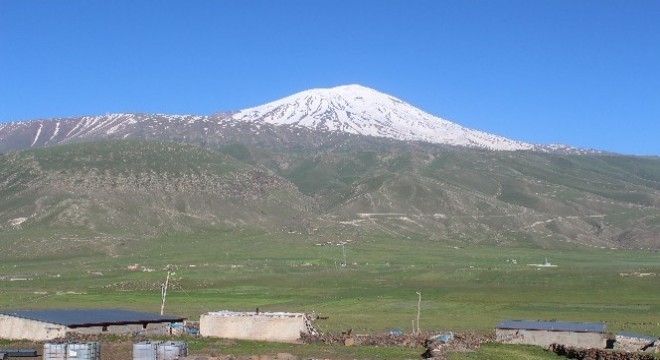 Ağrı dağına mevsimin ilk karı yağdı