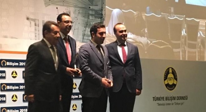 Bilişim Oscar’ını Erzurumlu çocuklara ithaf etti