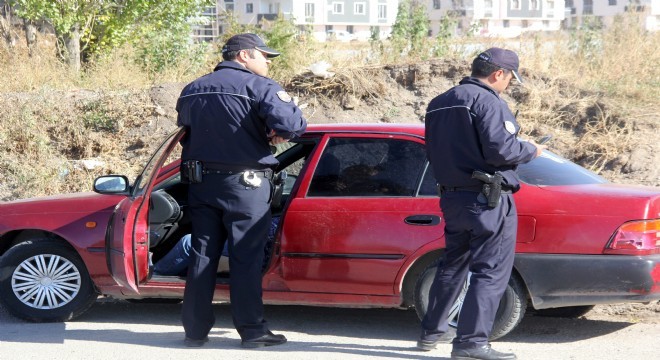 Bonzai içti, şoför koltuğunda kendinden geçti