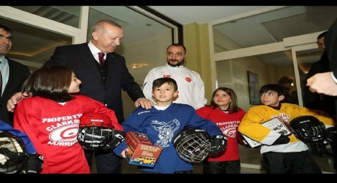 Cumhurbaşkanından minik hokeycilere armağan