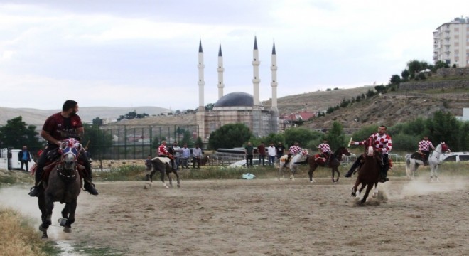 Dede Korkut anısına at binip cirit attılar