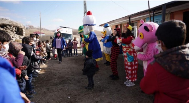 Depremzede çocuklara tiyatrolu moral