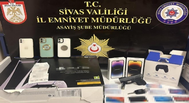 Dikkat dağıtarak cep telefonunu çaldı