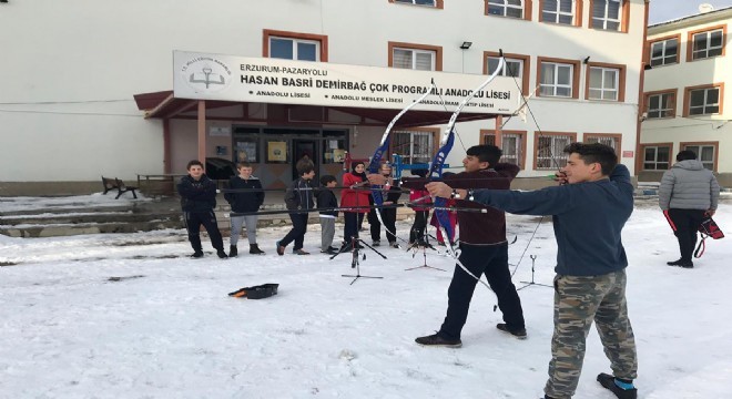 Dikkat eksikliğini ata sporu okçuluk ile yeniyorlar