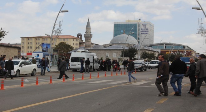 Durakta unutulan bavullar, polisi alarma geçirdi