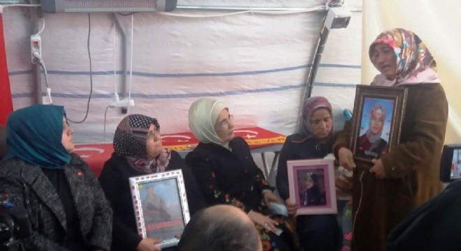 Emine Erdoğan dan, HDP önündeki ailelere ziyaret