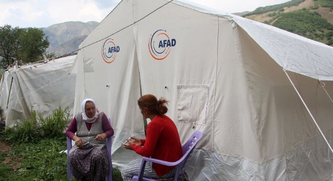 Enkaz altından çıktı, komşularına yardım etti