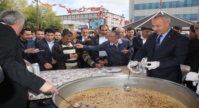 Erenler’den Dualar eşliğinde aşure ikramı