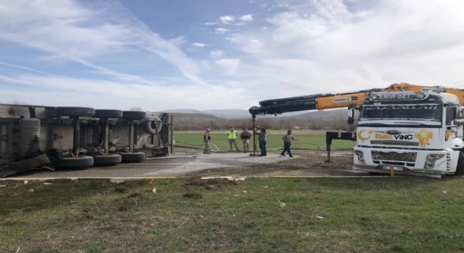 Erzincan - Erzurum karayolunda TIR devrildi: 2 yaralı