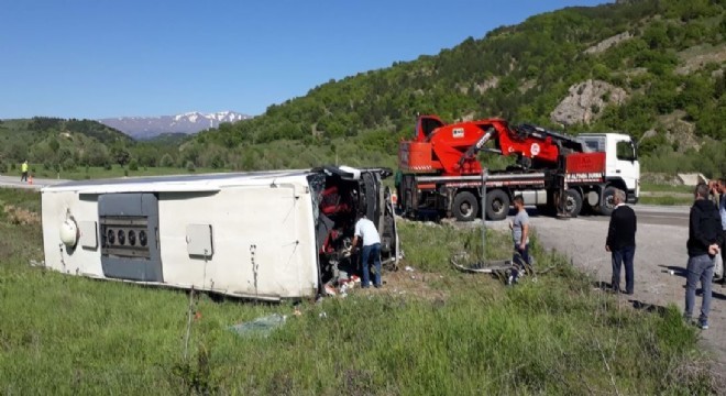 Erzincan yolunda yolcu otobüsü devrildi: 19 yaralı