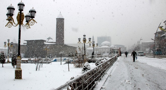 Erzurum 2018’e kar yağışıyla girdi