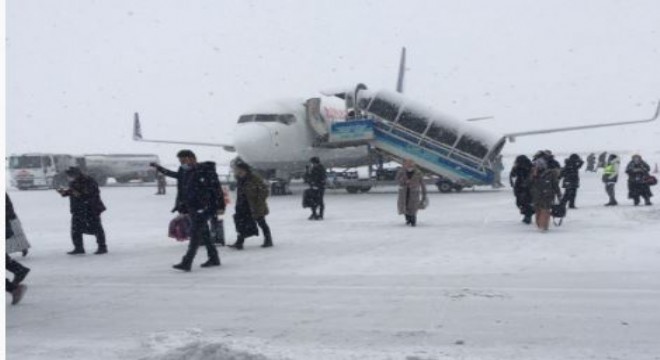 Erzurum Havalimanı kar timi görev başında