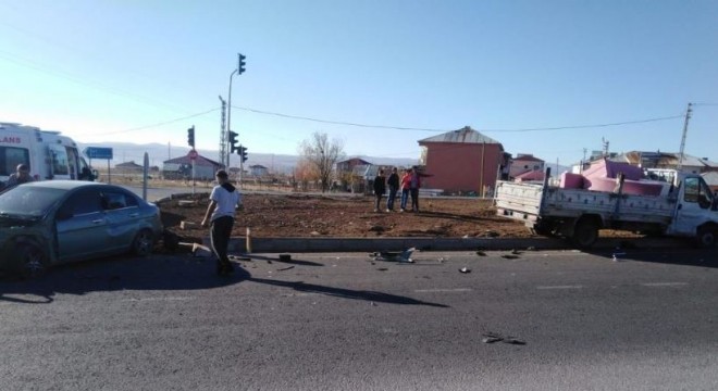 Erzurum Karlıova yolunda trafik kazası: 2 yaralı
