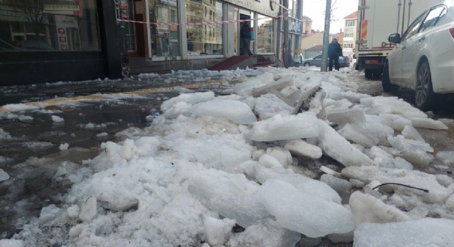 Erzurum da buz kütleleri tehlike oluşturuyor