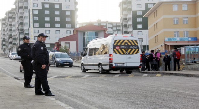 Erzurum polisinden okul önlerinde uygulama