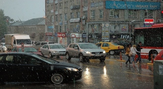 Erzurum’a yılın ilk karı düştü