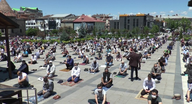 Erzurum’da cuma namazında meydanlar doldu taştı