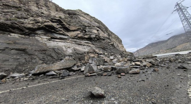 Eski Erzurum - Artvin yolunda heyelan
