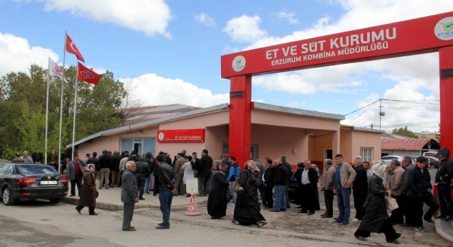 Et ve Süt Kurumu önünde ucuz et kuyruğu