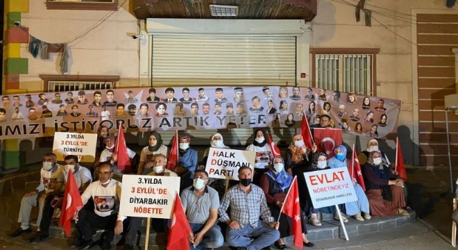 Evlat nöbetindeki aileler gece nöbetine başladı