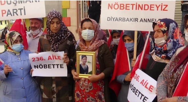 Evlat nöbetine ailelerin katılımı sürüyor